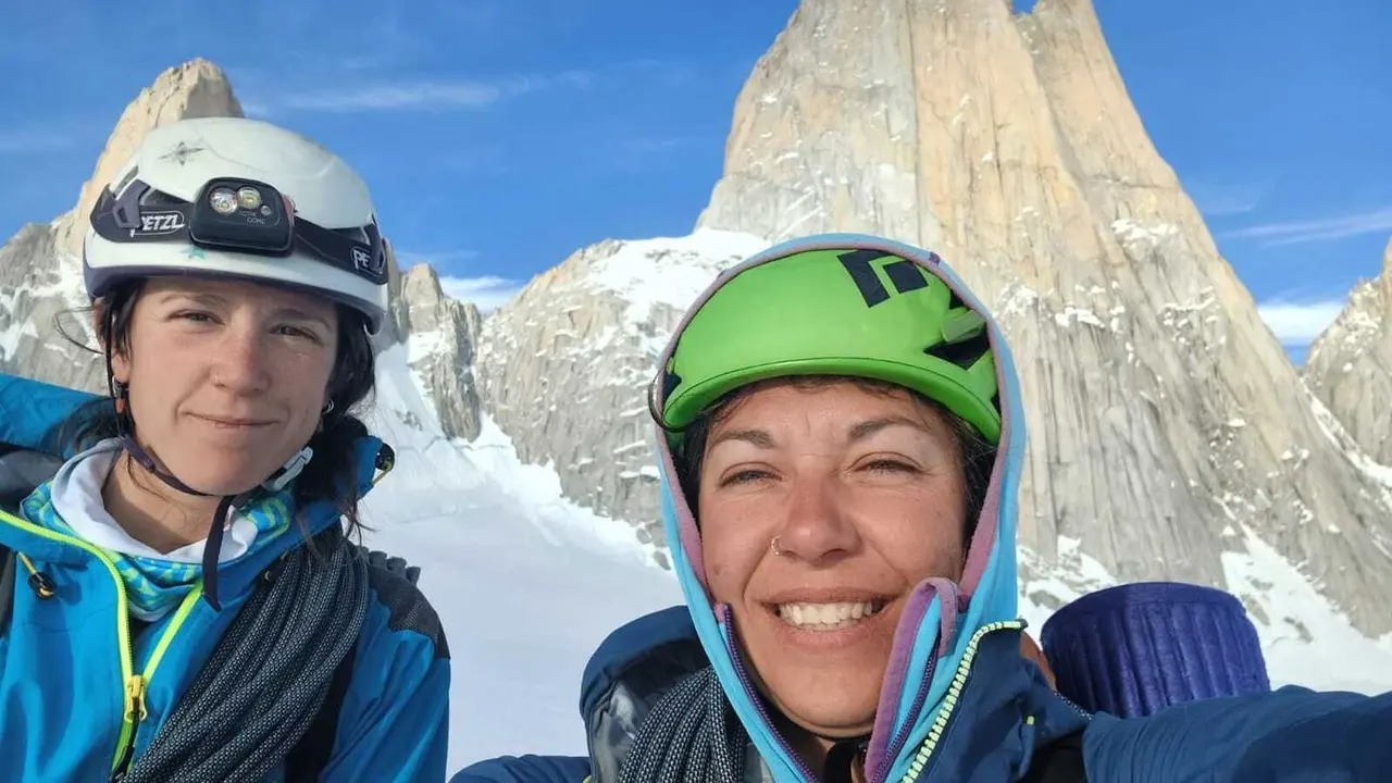 Luc&iacute;a Guichot (i) y Nieves Gil ya saben lo que es escalar la Supercanaleta al Fitz Roy. Foto: N. G.