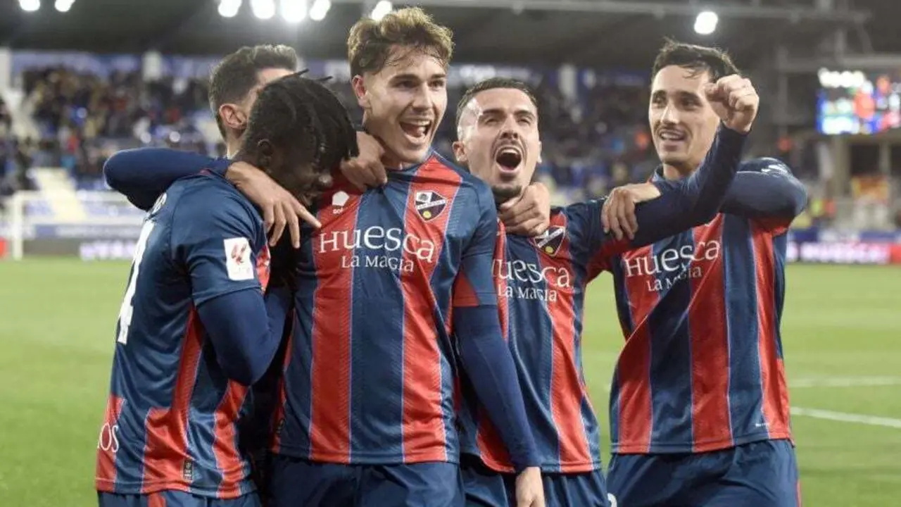 Hugo Vallejo entre Obeng y Joaqu&iacute;n celebra el gol que marc&oacute; contra el Cartagena en El Alcoraz. Foto: LaLiga