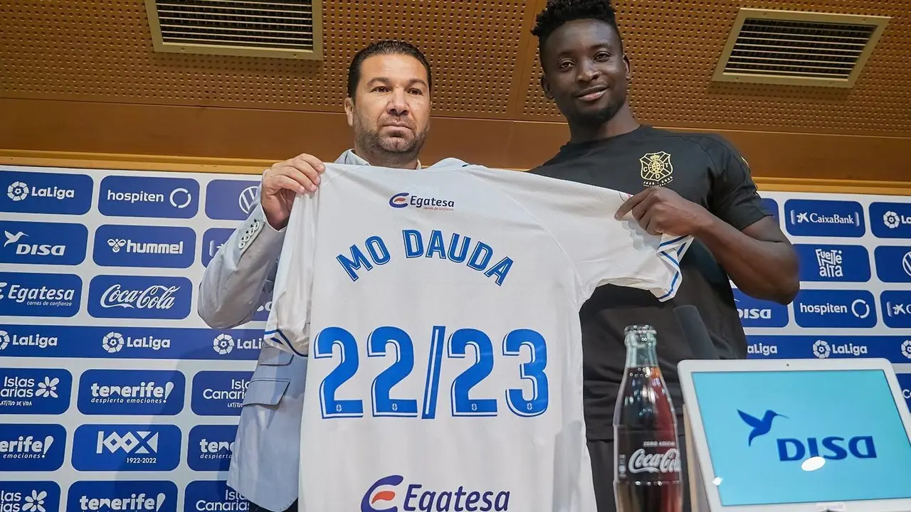 Mo Dauda en su presentaci&oacute;n con el Tenerife con Cordero