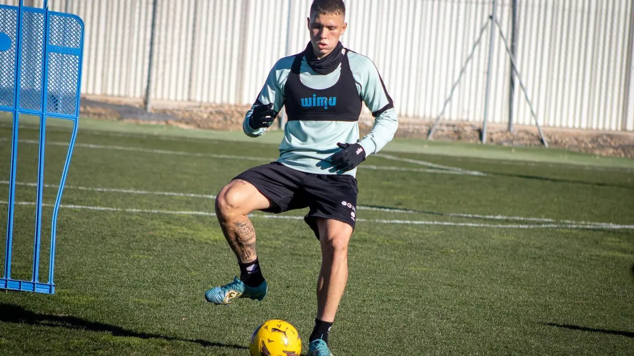 Diego Aznar en un entrenamiento con el Huesca, temporada 23/24