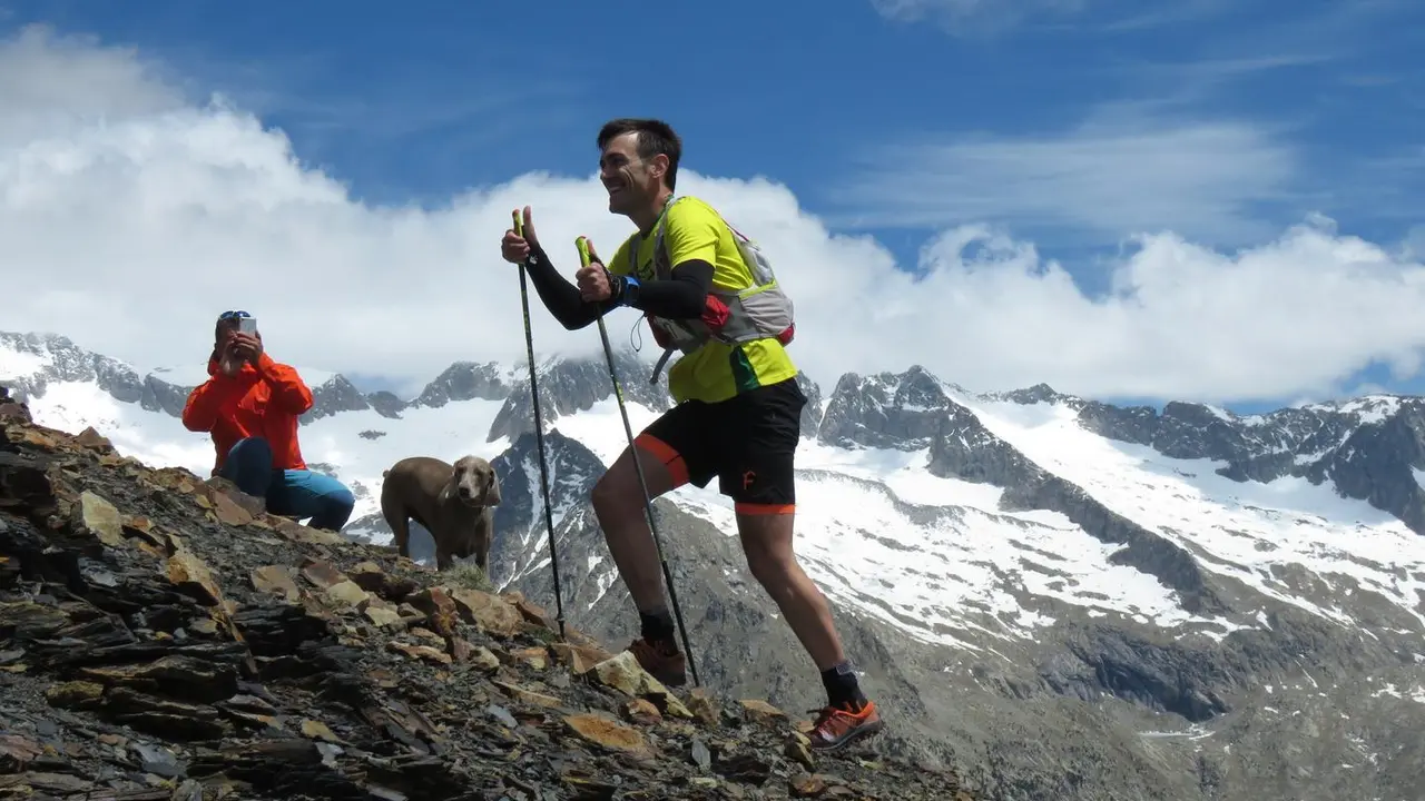 Un corredor y, al fondo, el cordel de 'tresmiles' en la pasada edici&oacute;n del Gran Marat&oacute;n Monta&ntilde;as de Benasque. Foto: GMMB