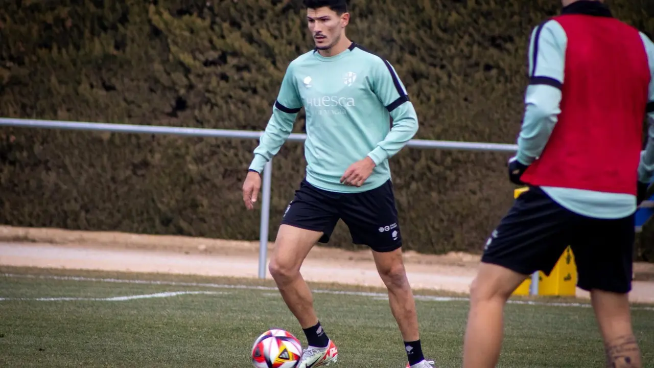 Miguel Loureiro, en un entrenamiento del Huesca