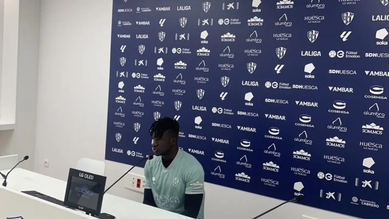 Samuel Obeng en la sala de prensa del Huesca