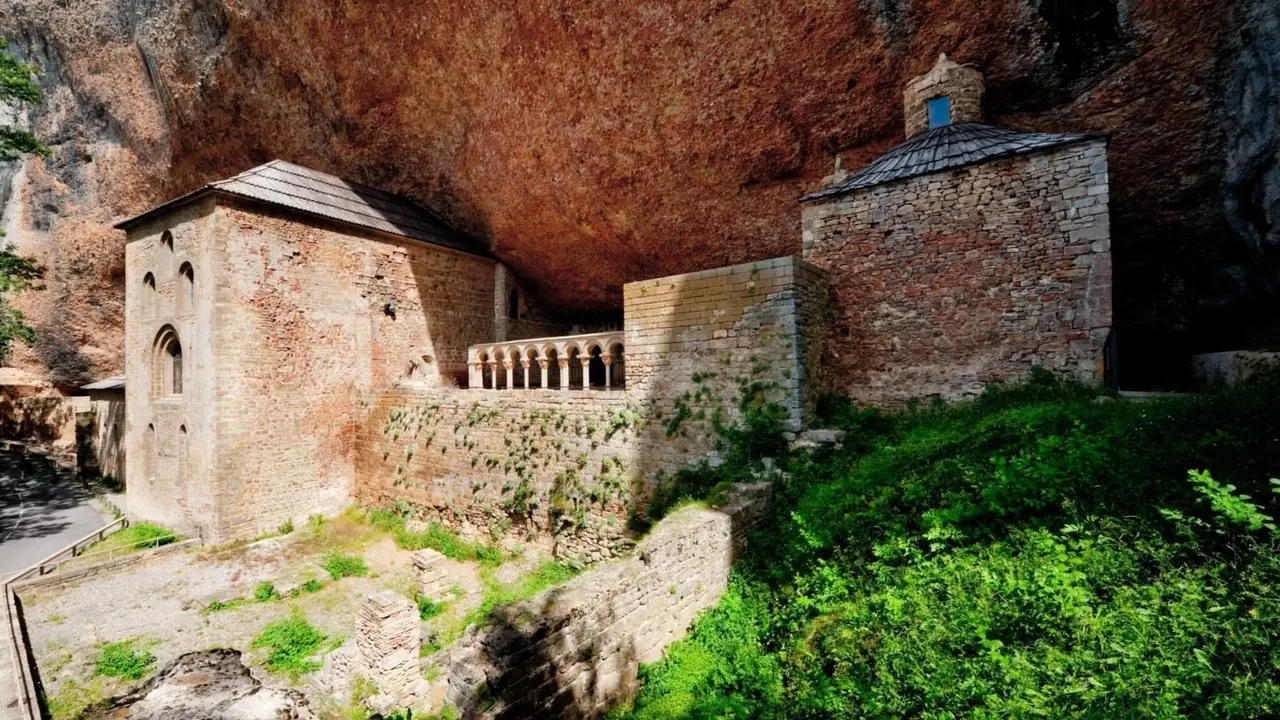 Imagen del Monasterio Viejo de San Juan de la Pe&ntilde;a, que sirve de nexo para la cicloturista La Magia del Grial del pr&oacute;ximo mes de junio.  Foto: Turismo de Arag&oacute;n
