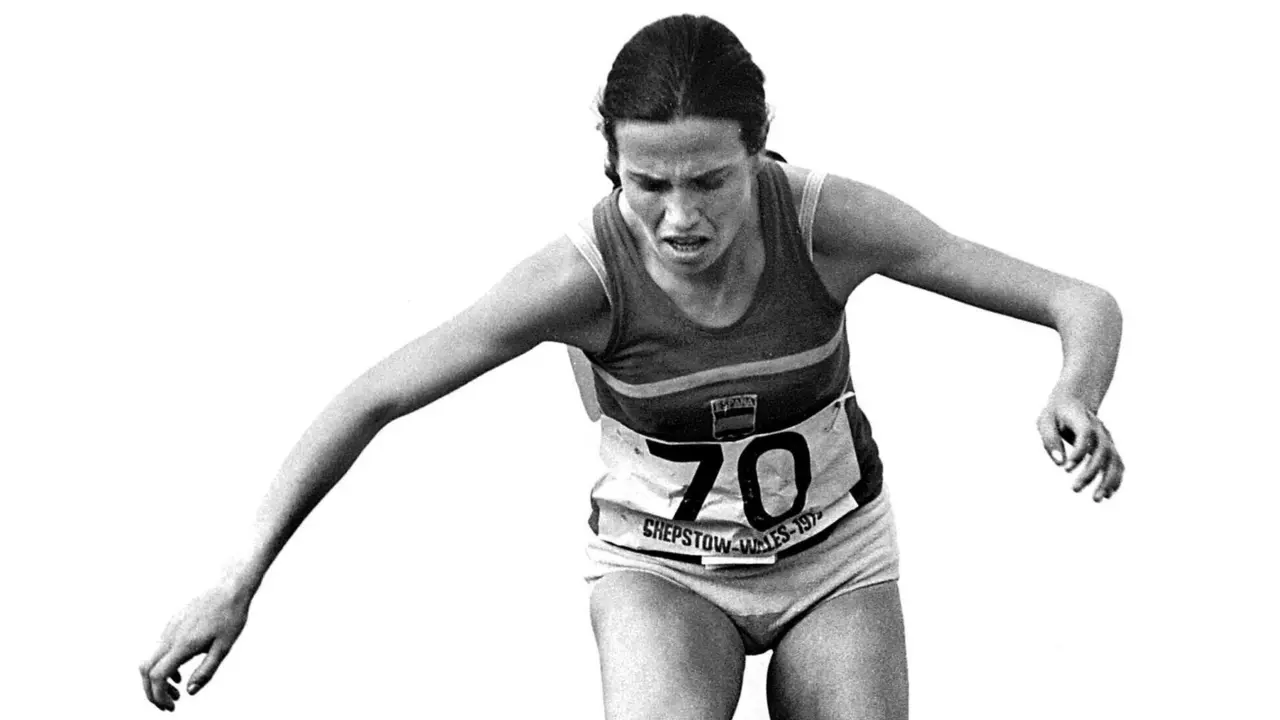 Carmen Valero con el hist&oacute;rico dorsal con el que gan&oacute; en Gal&eacute;s. Foto: RFEA