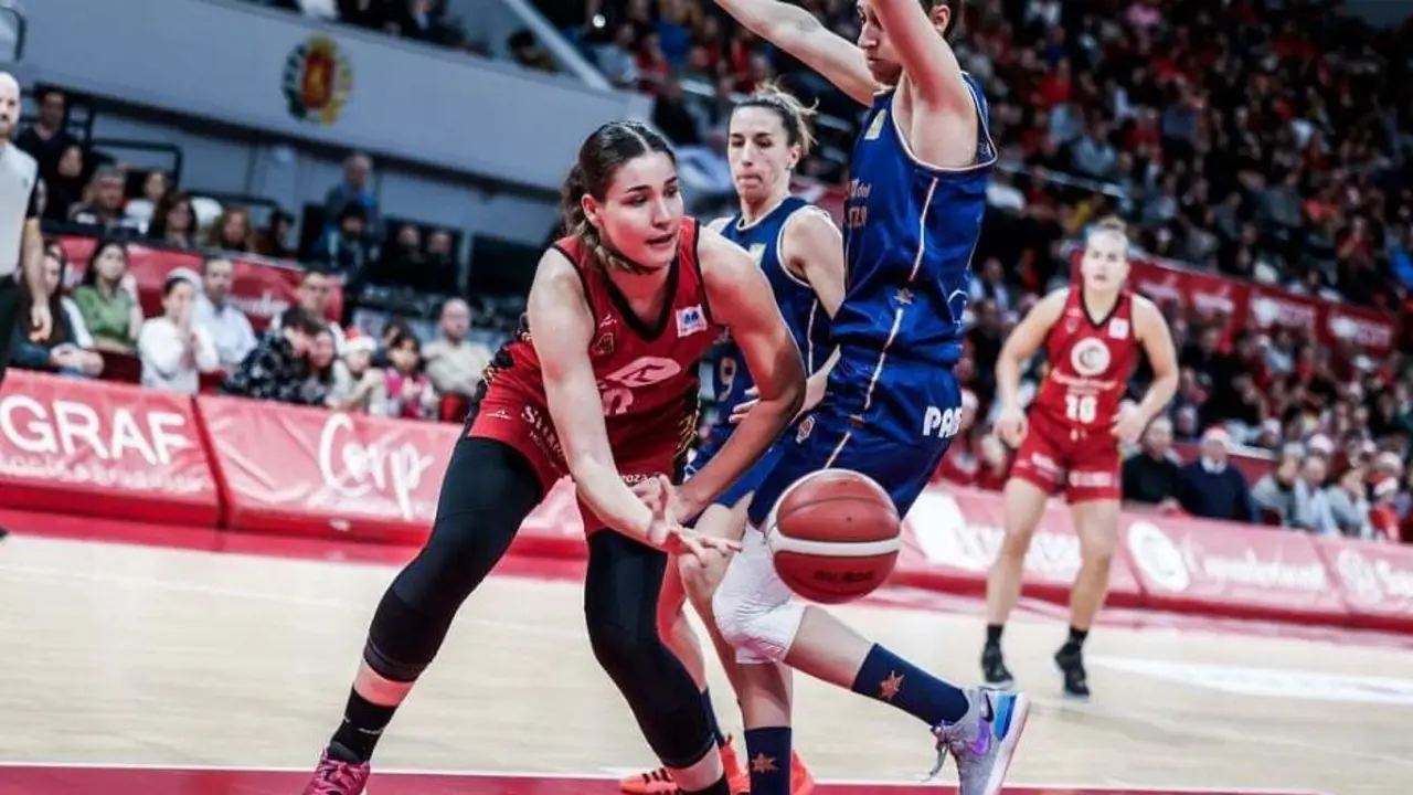 Nerea Hermosa busca una compa&ntilde;era en el partido ante Valencia | Foto: Esther Casas/Casademont Zaragoza