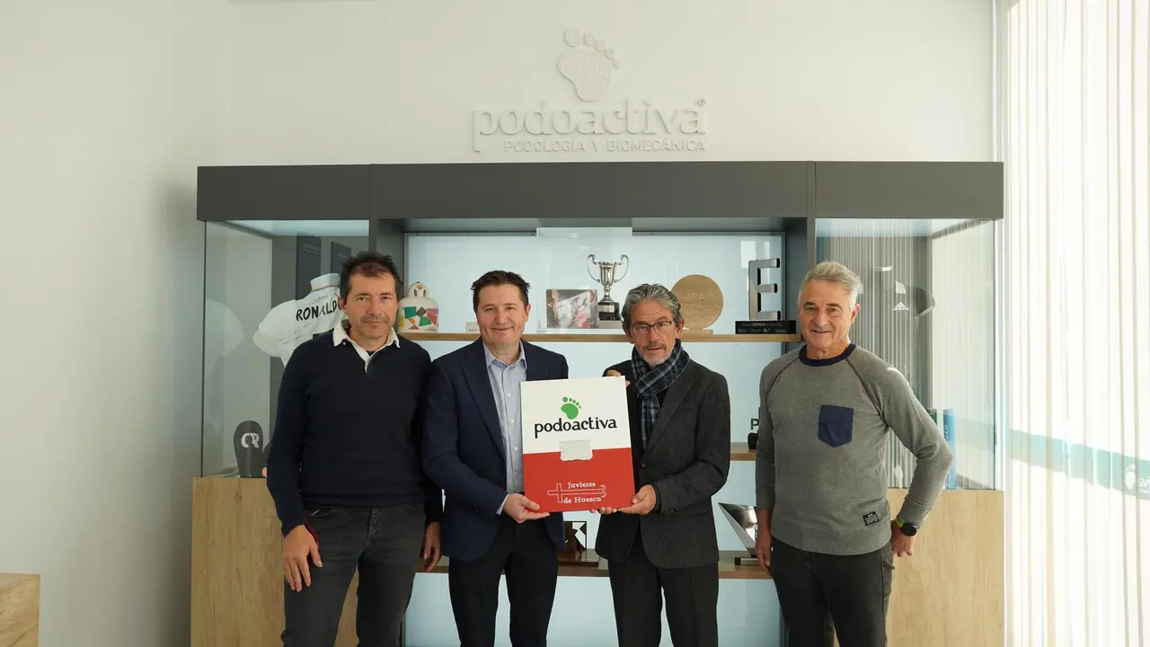 Jos&eacute; V&iacute;ctor Alfaro, segundo por la izquierda, recibi&oacute; el premio de manos de responsables del Club Monta&ntilde;a Javieres. Foto: Cedida