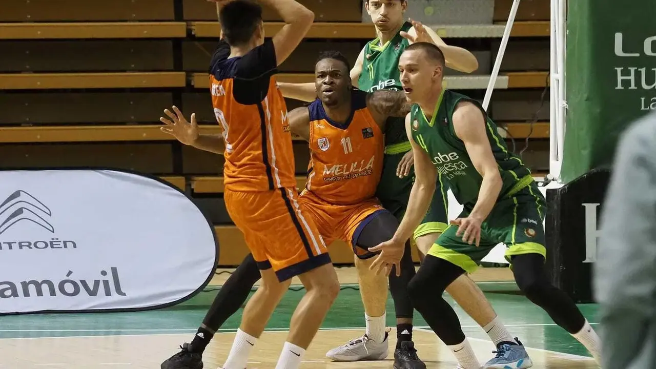 St&uuml;mer defiende a Herrera y Chapero a Okanu en el Pe&ntilde;as Melilla. Foto: C.Pascual