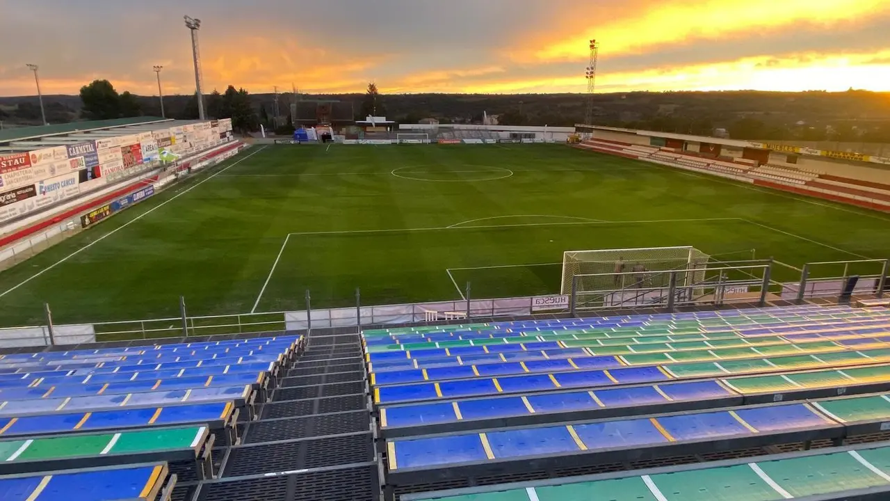 El Municipal se prepara para recibir la cita hist&oacute;rica del Barbastro ante el Barcelona en Copa del Rey. Foto: UD Barbastro