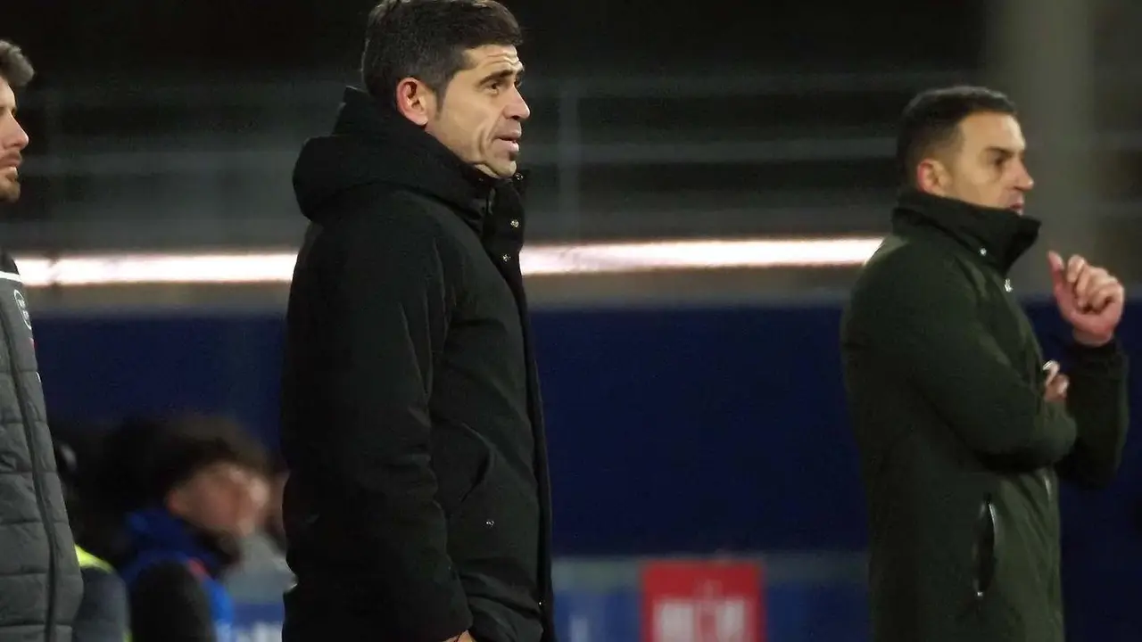 Hidalgo, en primer plano, y Francisco, al fondo, en el Huesca- Rayo de Copa del Rey. Foto: C.Pascual