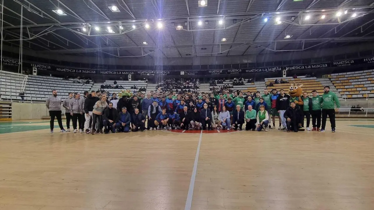 Jugadores y t&eacute;cnicos de los tres equipos y personal de la AECC en la foto de familia. Foto: Cedida