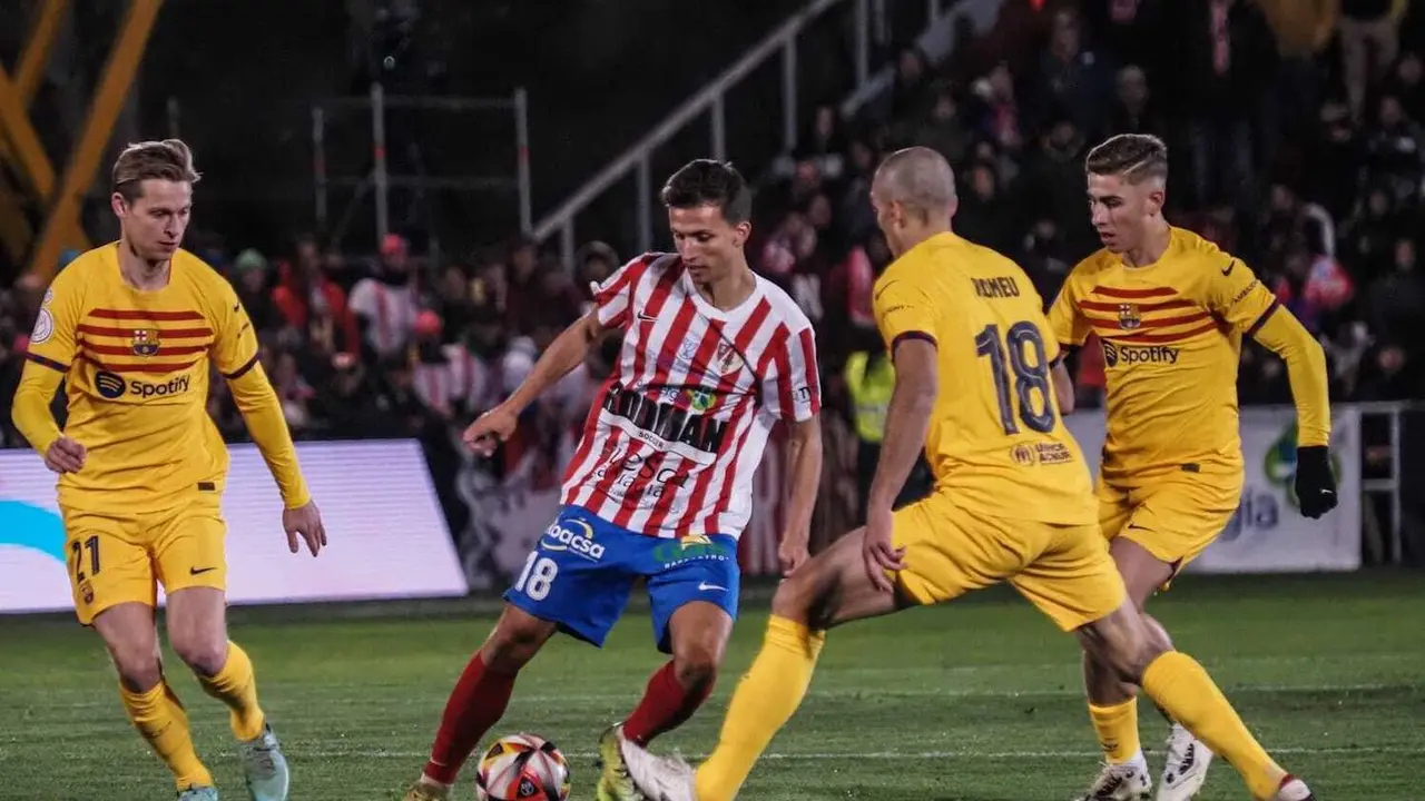 Jugadores del Bar&ccedil;a rodean a Javito en el Barbastro - FC Barcelona de Copa del Rey. Foto: C.Pascual