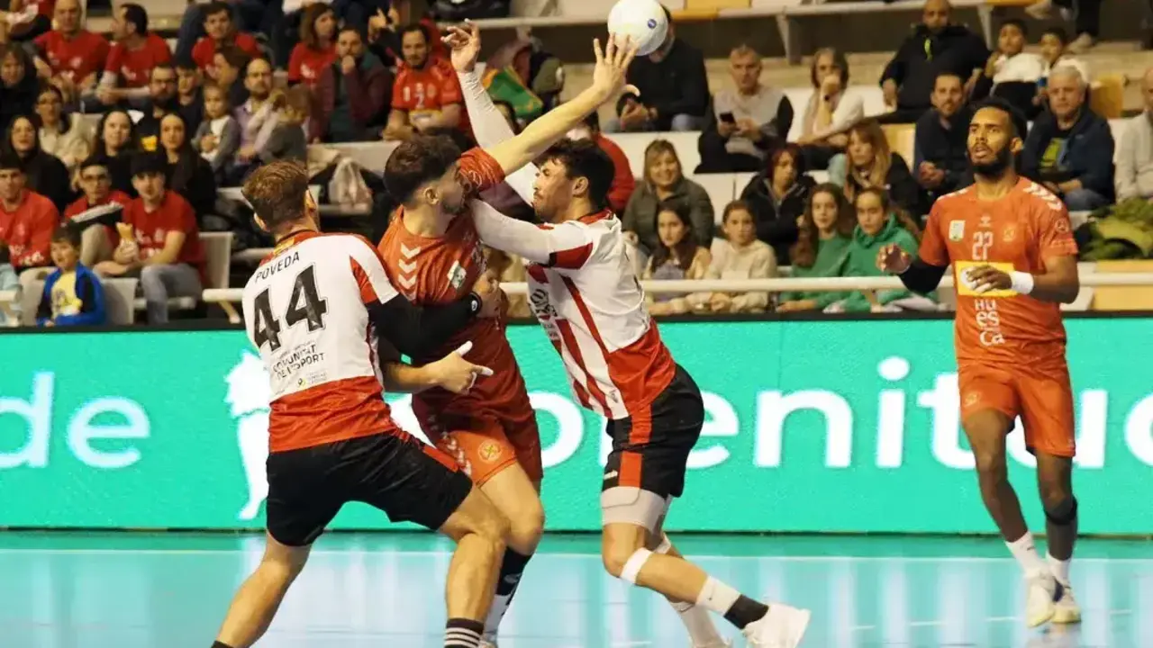 Miguel Malo busca dejar la redonda a Frankk Cordi&eacute;s en el Bada Huesca-Puerto Sagunto de esta temporada en el Palacio. Foto: C.Pascual