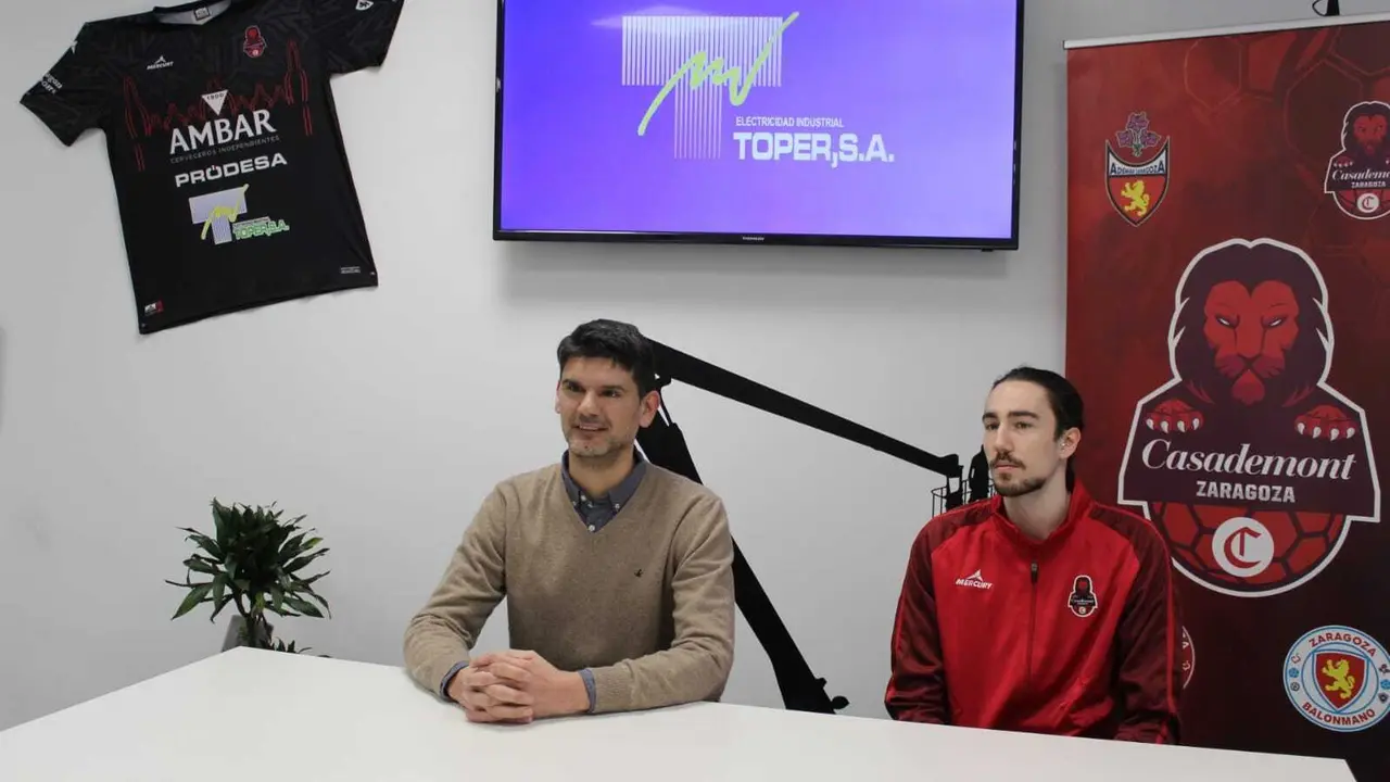 Bolea hijo, junto con Pablo Hern&aacute;ndez, en su presentaci&oacute;n como jugador del equipo zaragozano. Foto: Cedida