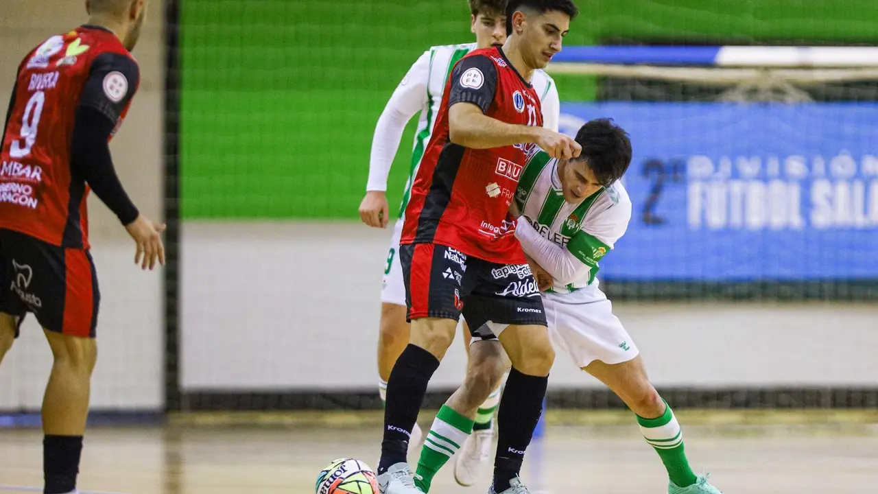 Tomi Pescio controla el bal&oacute;n 