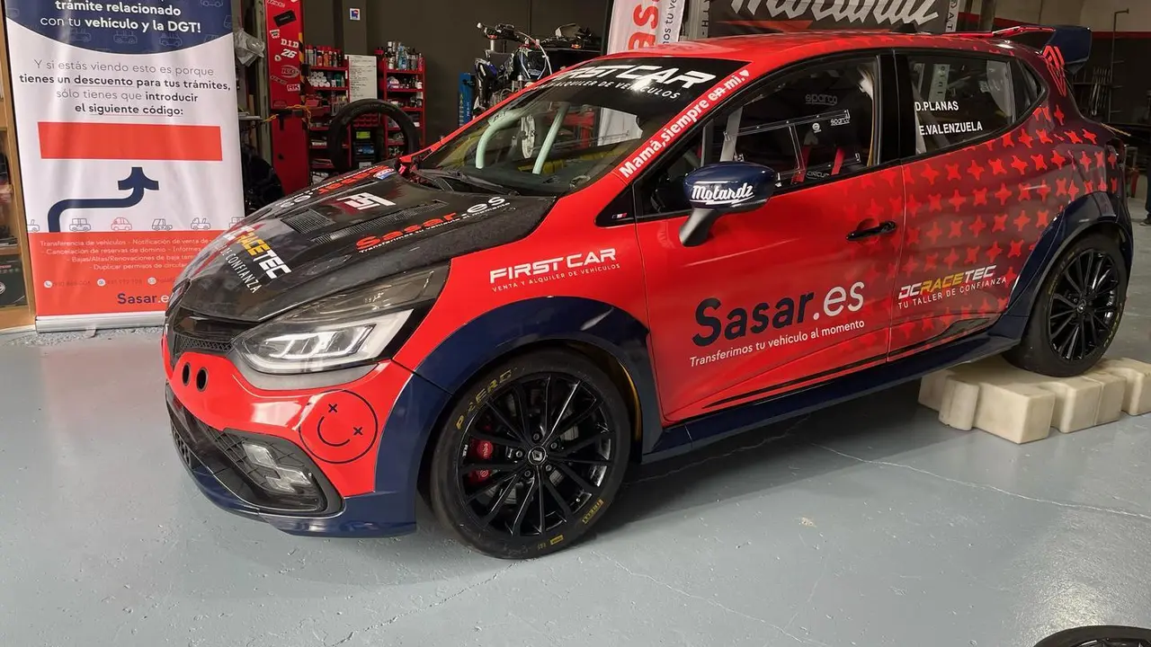 Imagen del Renault Clio evolucionado para rallys de David Planas que tiene como copiloto a su novia, Eva Valenzuela. Foto: Cedida