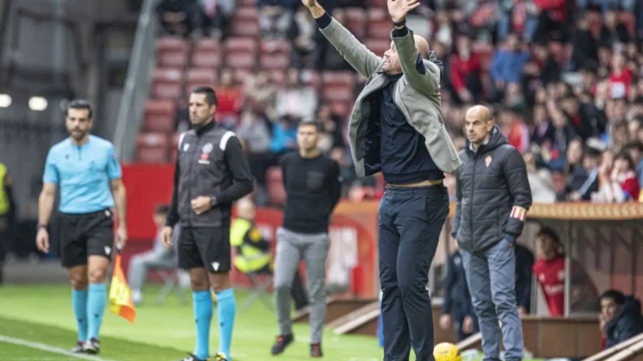 Hidalgo, al fondo de la imagen, sereno con el t&eacute;cnico del Sporting, en primer plano dando &oacute;rdenes. Foto: LaLiga