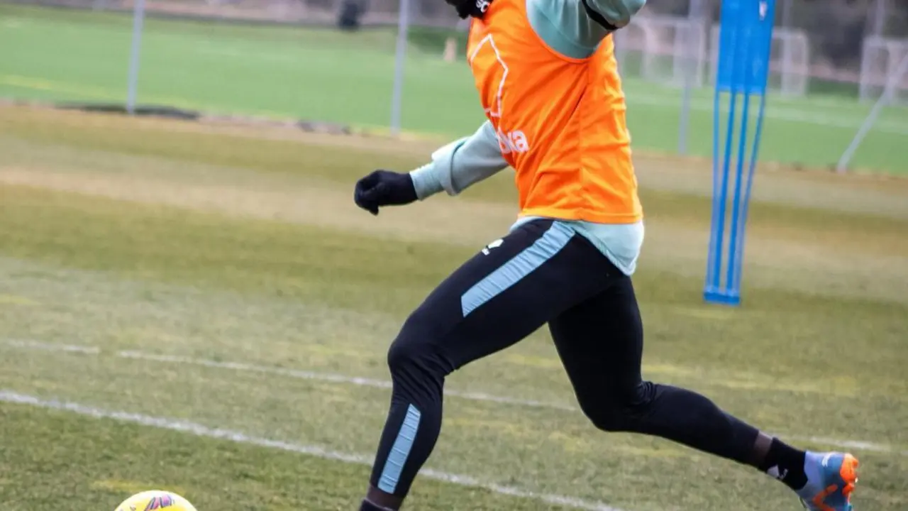 Samuel Obeng, en un entrenamiento del Huesca, temporada 23/24