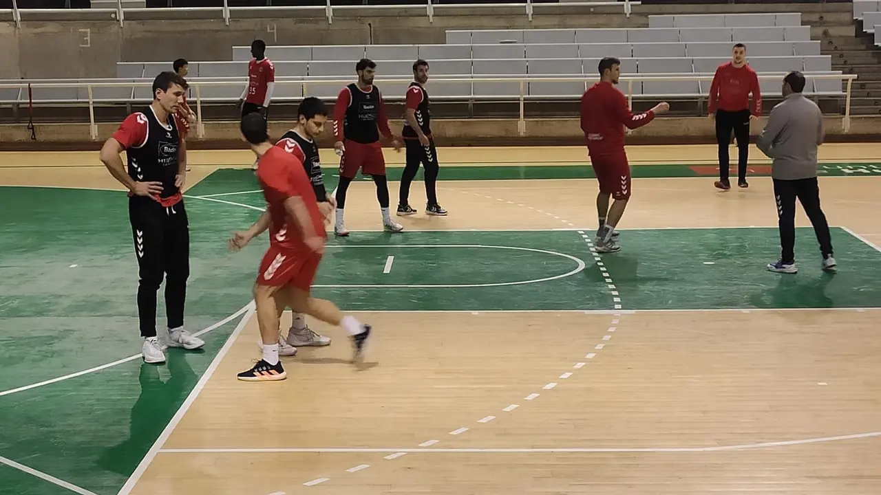 Mosquera y Foris entrenaron esta tarde con el Bada Huesca que sigue pendiente de la evoluci&oacute;n de las lesiones de 'Charly' y Pablo. Foto: Sportaragon