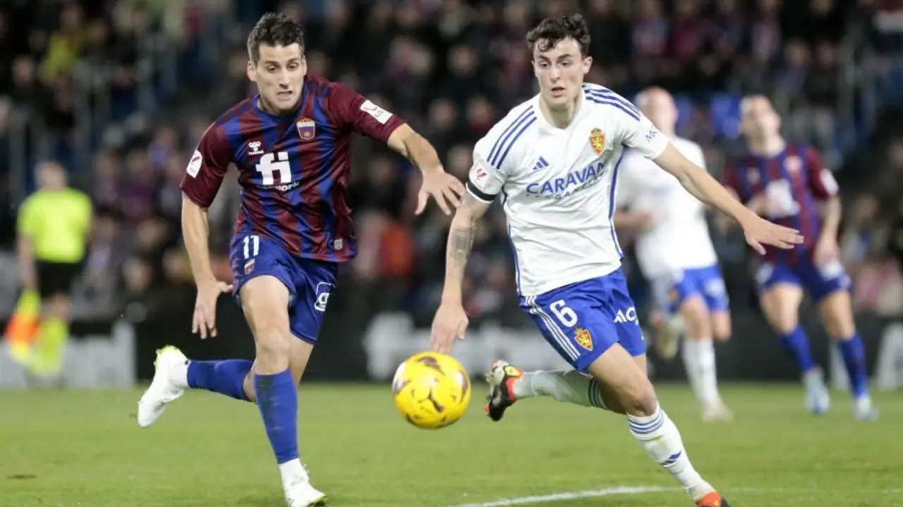 Juanto Ortu&ntilde;o y Franc&eacute;s disputan un bal&oacute;n (Foto: LaLiga).