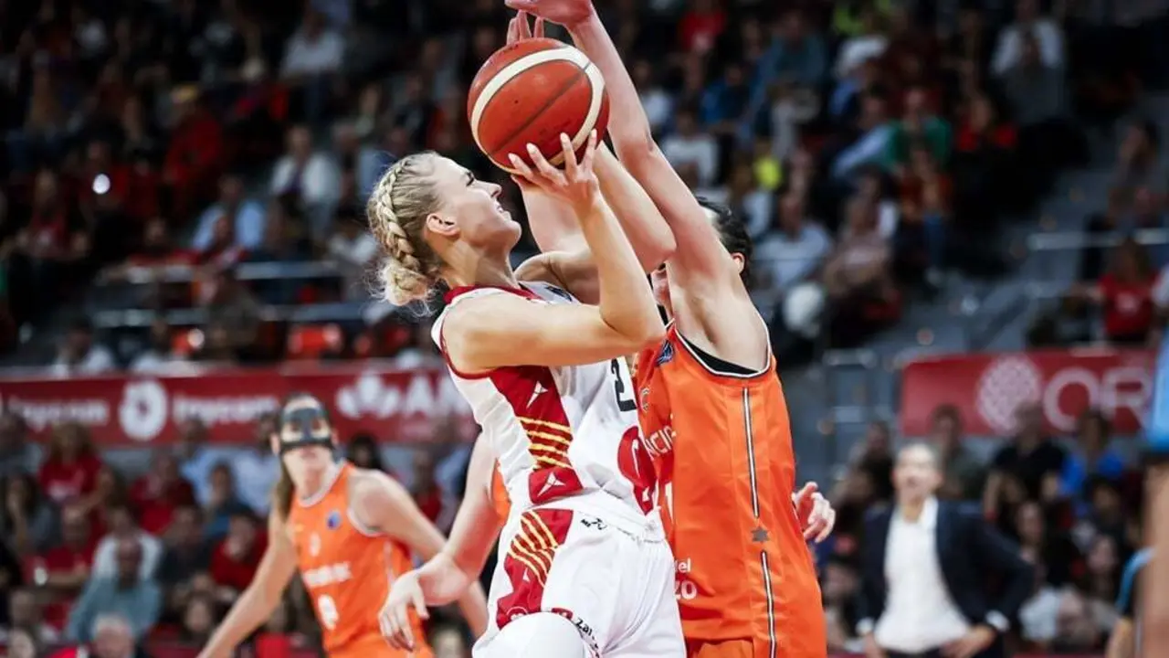 Petra Holesinska entra a canasta en el choque de la primera vuelta | Foto: FIBA