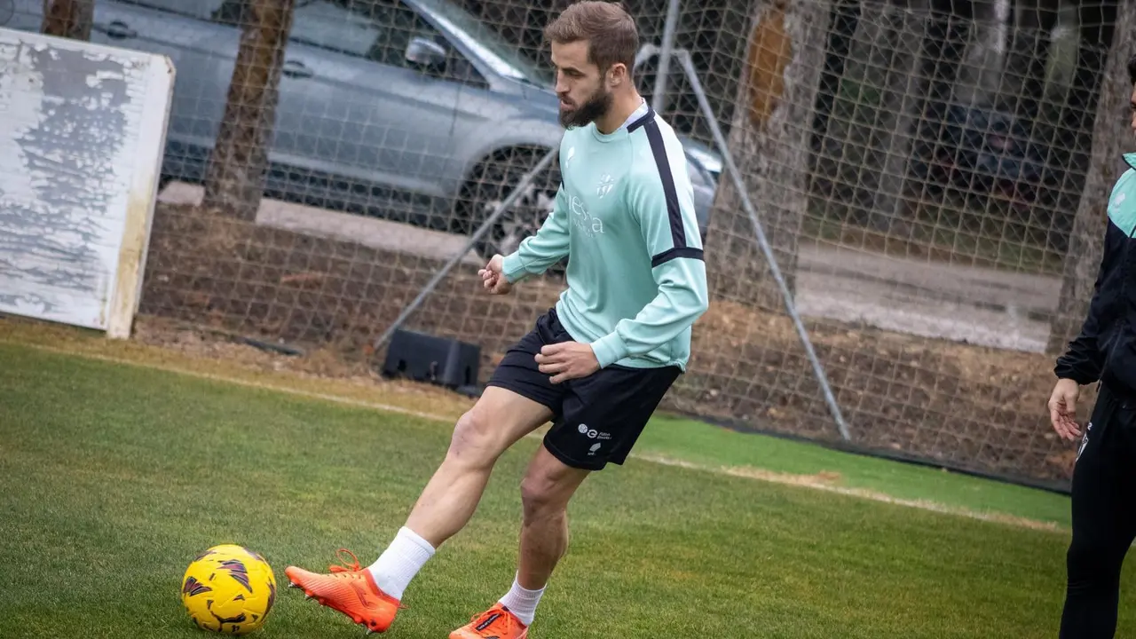 Jorge Pulido en un entrenamiento del Huesca. Temporada 23/24