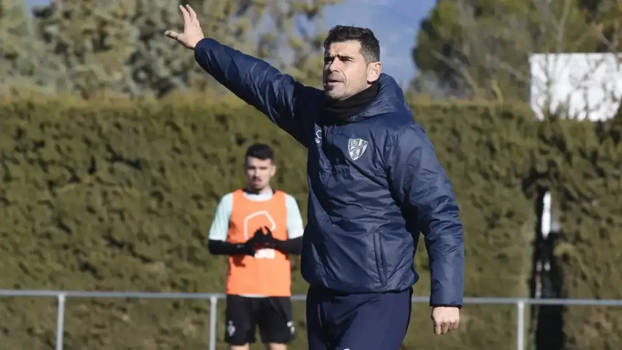 Antonio Hidalgo en un entrenamiento del Huesca 23/24