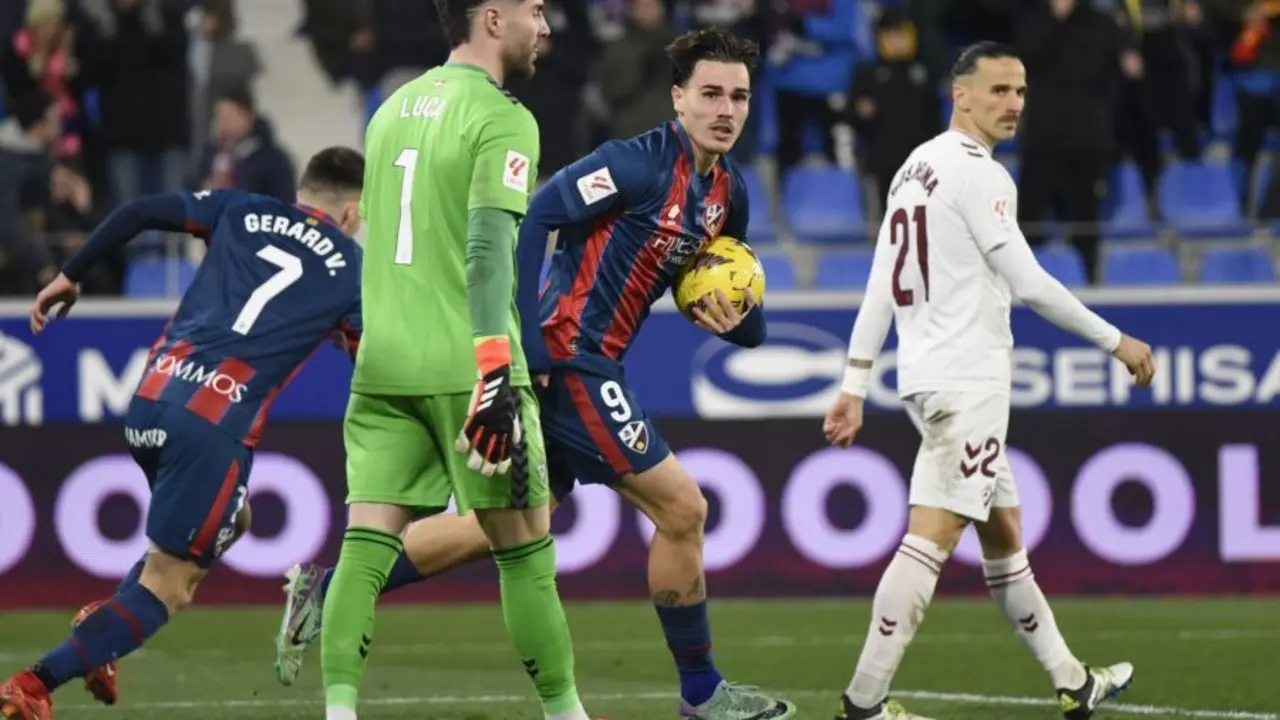 Vallejo con el bal&oacute;n tras el segundo gol del Huesca contra el Eibar. Foto: LaLiga
