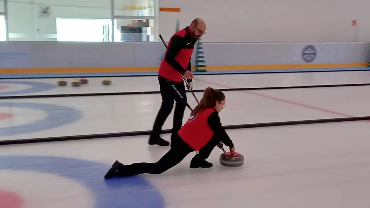 Aurora y Lucas durante un partido de curling tienen billete para el 'play-off' por el Campeonato de Espa&ntilde;a. Foto: Cedida