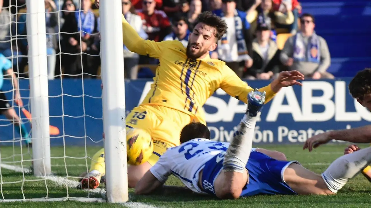 Enrich busca el remate en l&iacute;nea de gol | Foto: Tino Gil / RZ
