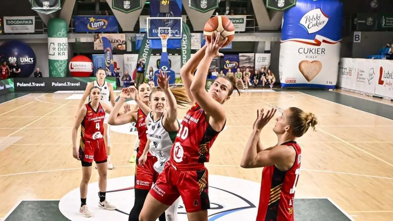 Aleksa Gulbe se hace con un rebote | Foto: FIBA