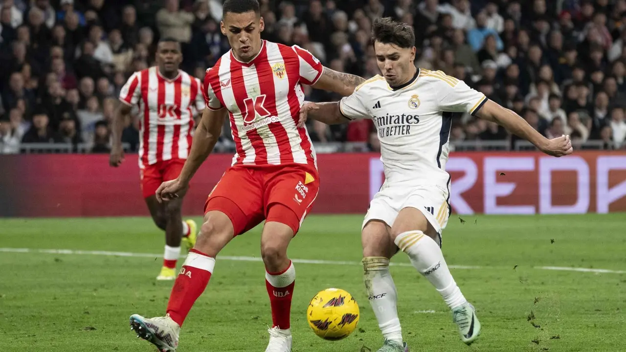 Kaiky peleando un bal&oacute;n contra Brahim D&iacute;az | Foto: LaLiga
