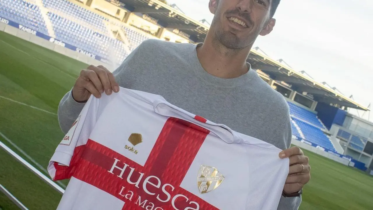 Guti&eacute;rrz posa con la camiseta del Huesca en El Alcoraz