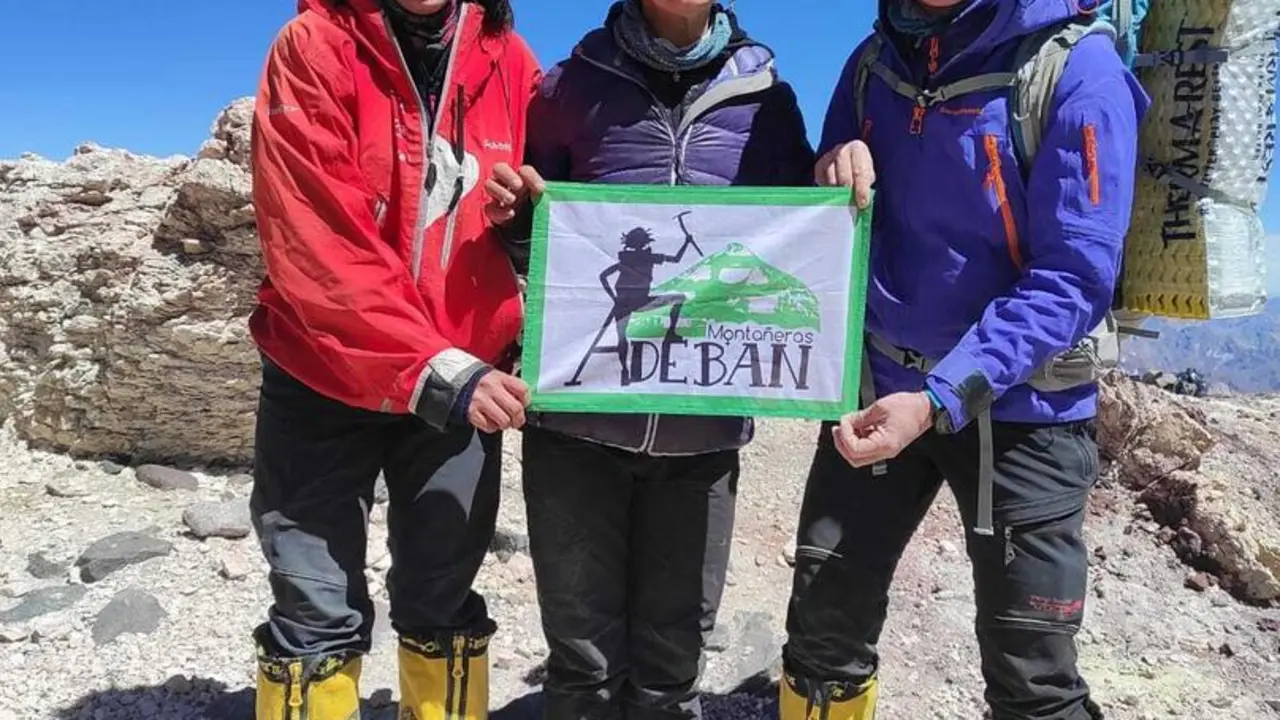 Marta Alejandre, a la derecha, protagonista de este cap&iacute;tulo en Planeta Monta&ntilde;a durante la expedici&oacute;n al Aconcagua. Foto: Cedida