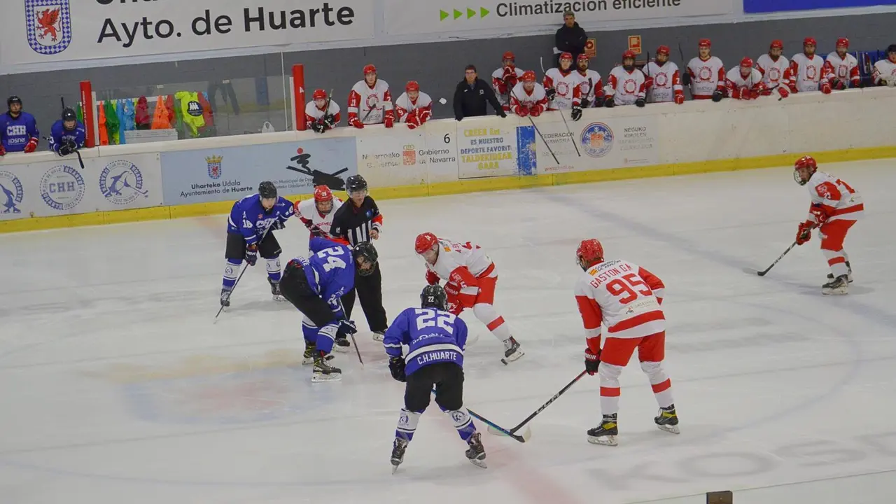 Imagen del partido disputado sobre el hielo navarro en el Huarte- CH Jaca. Foto: Cedida