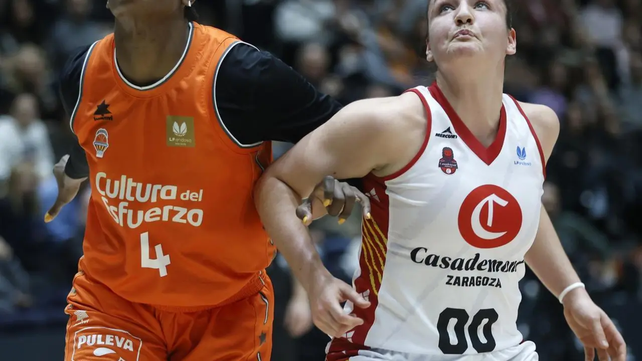 Ainhoa Gervasini pugna por un rebote | Foto: Miguel &Aacute;ngel Polo