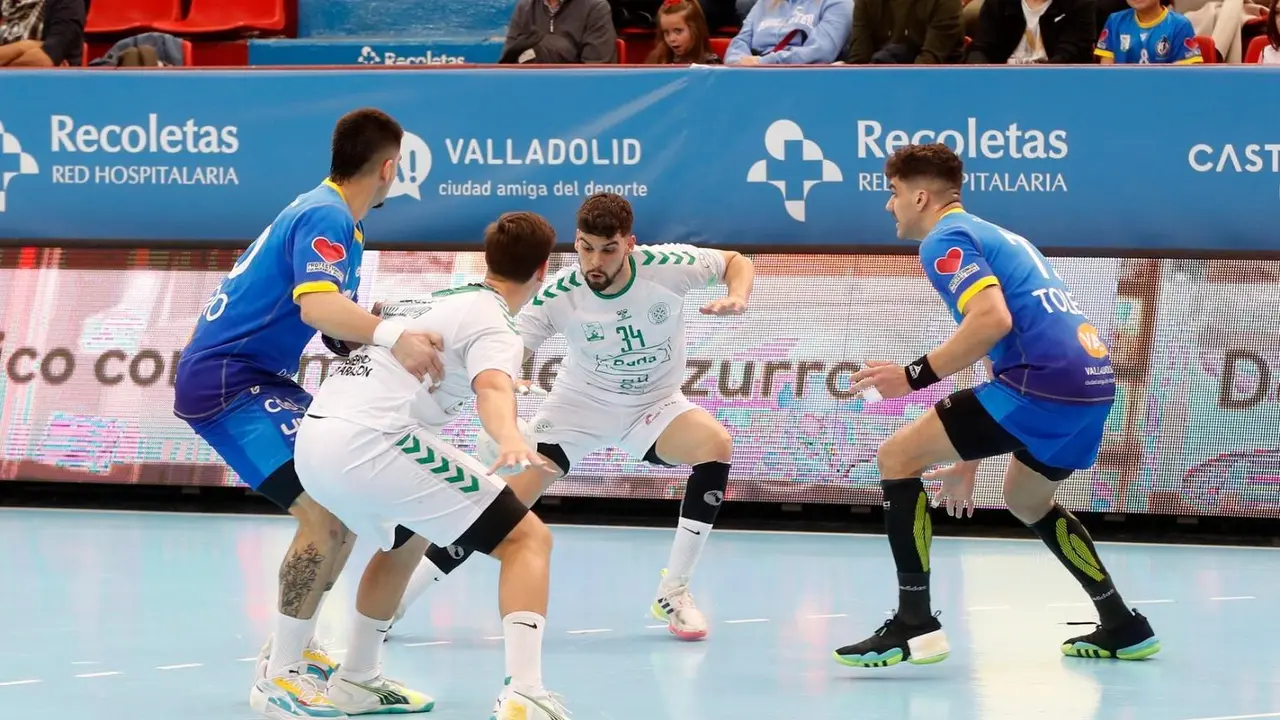 Malo busca la redonda con Ian Moya  abriendo hueco entre la defensa de Valladolid. Foto: C&eacute;sar Miguela
