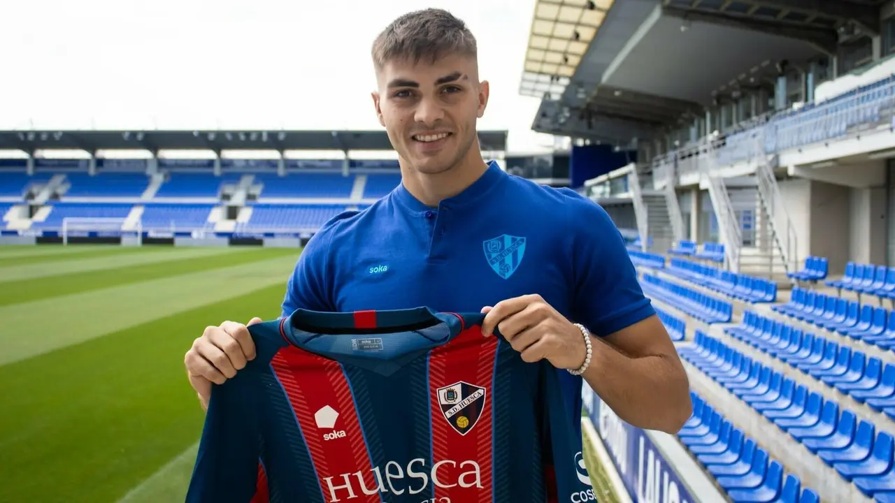 Guerrero posa con la camiseta del Huesca. Futbolista del filial.
