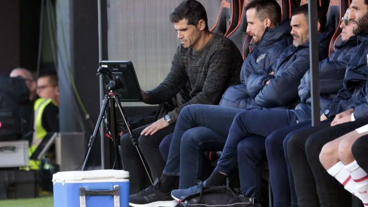 Hidalgo, en el banquillo visitante en el Huesca - Eldense. Foto: LaLiga