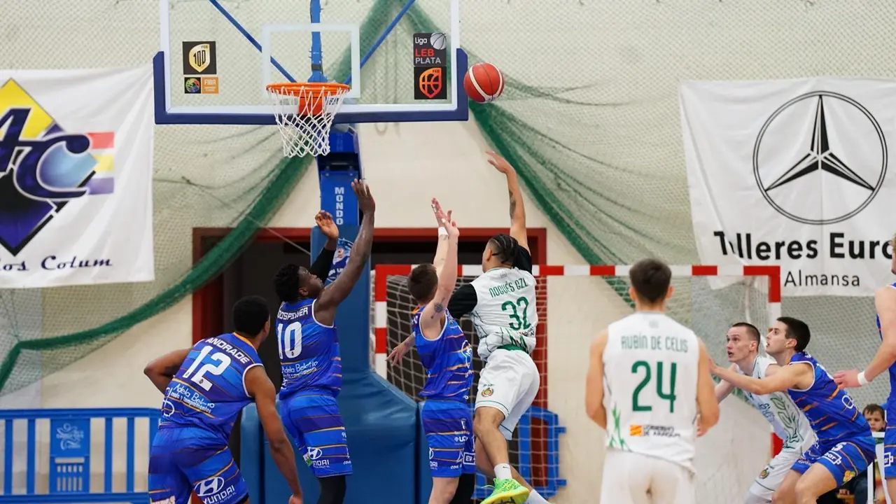 Nogu&eacute;s deja la bola en el aro de Almansa. Foto: Cedida