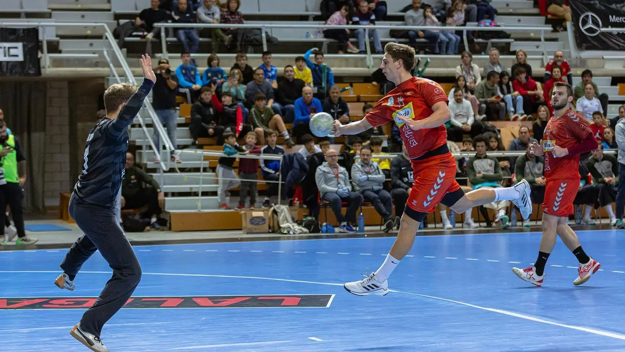 Ian Moya finaliza una contra en el partido contra el Bar&ccedil;a en el Palacio de los Deportes. Foto: Andrey Sapizhak
