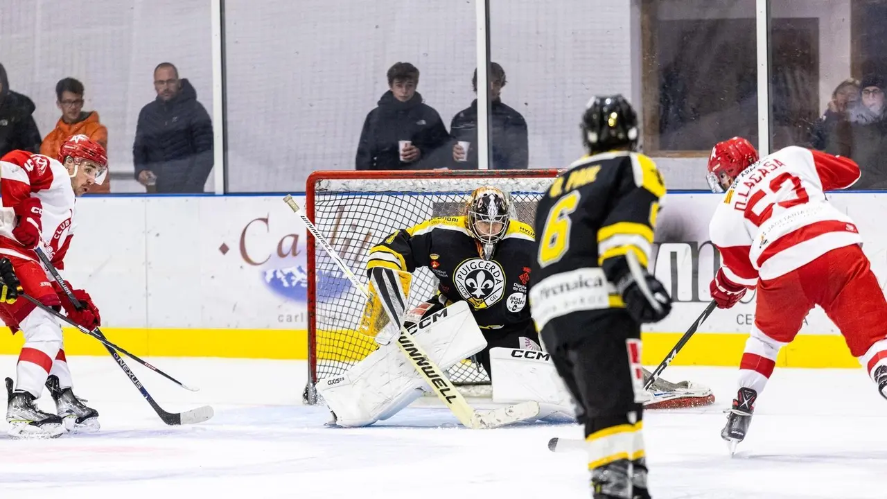 CH Jaca y Puigcerd&aacute;, en la imagen en un anterior encuentro, cierran la competici&oacute;n regular este s&aacute;bado sobre el hielo altoaragon&eacute;s. Foto: Atelier Fotogr&agrave;fic 
