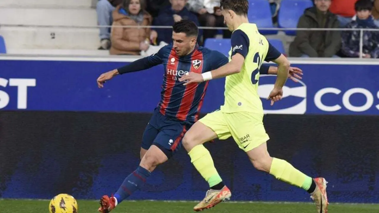 Gerard Valent&iacute;n con el Huesca, en el partido que les enfrentaba al Amorebieta
