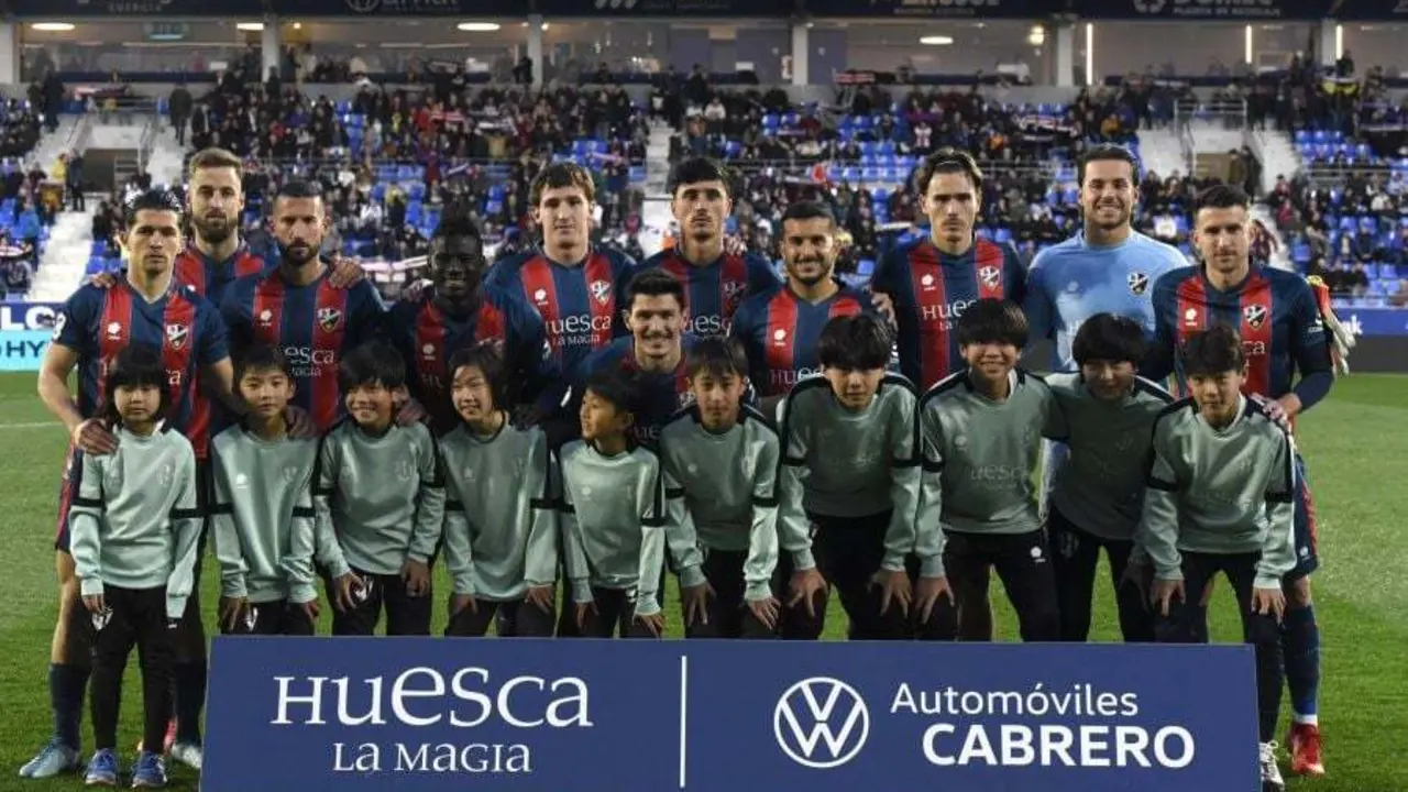 El once que plante&oacute; Hidalgo en el Huesca - Amorebieta.
