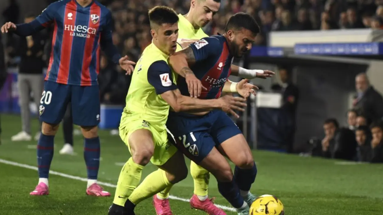 Elady, presionado por un jugador del amorebieta en el encuentro disputado en El Alcoraz. Foto: LaLiga