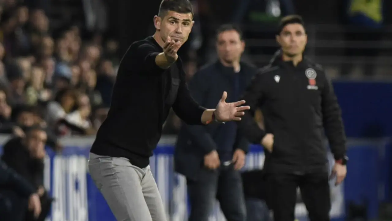 Antonio Hidalgo, entrenador del Huesca, da &oacute;rdenes en el partido contra el Amorebieta. Foto: LaLiga