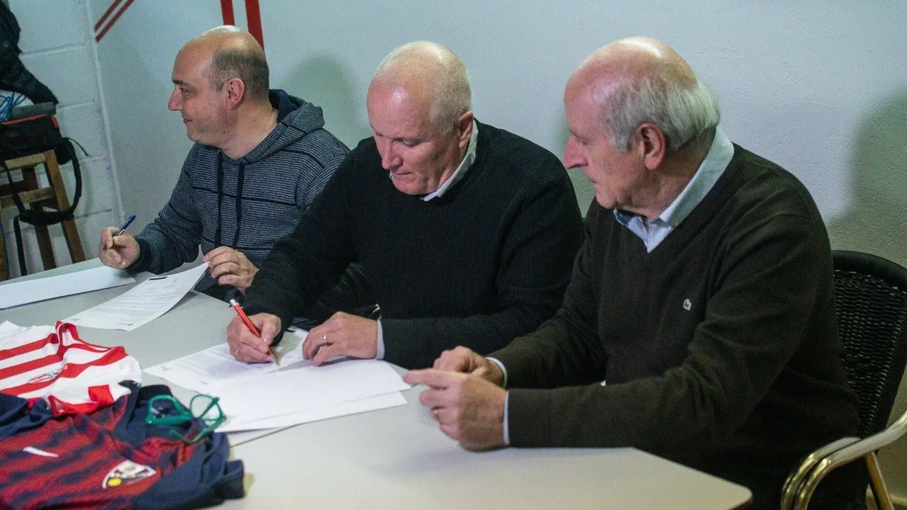 Cuco Lanau firma un convenio en Sabi&ntilde;&aacute;nigo como vicepresidente de la Fundaci&oacute;n Alcoraz