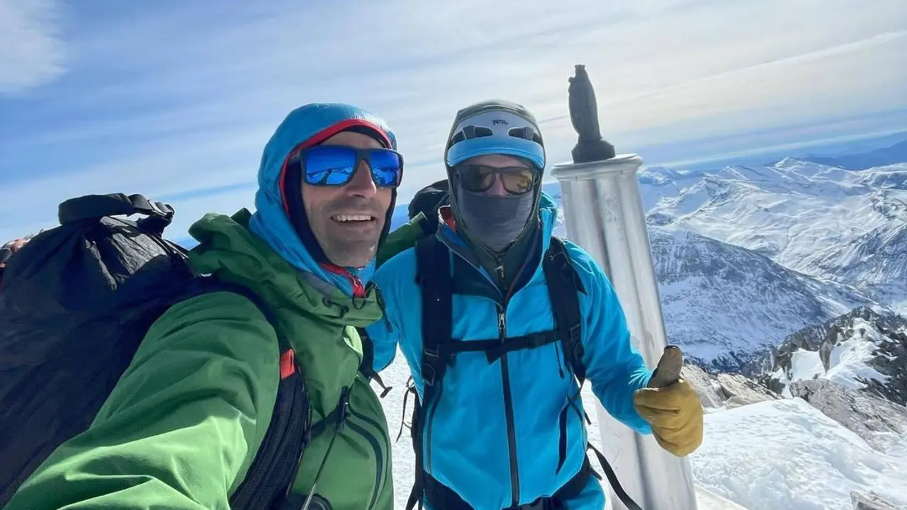 Jonatan Garc&iacute;a y H&eacute;ctor Climent en la cima del Aneto tras abrir 'El diamante del gigante'. Foto: J. G.