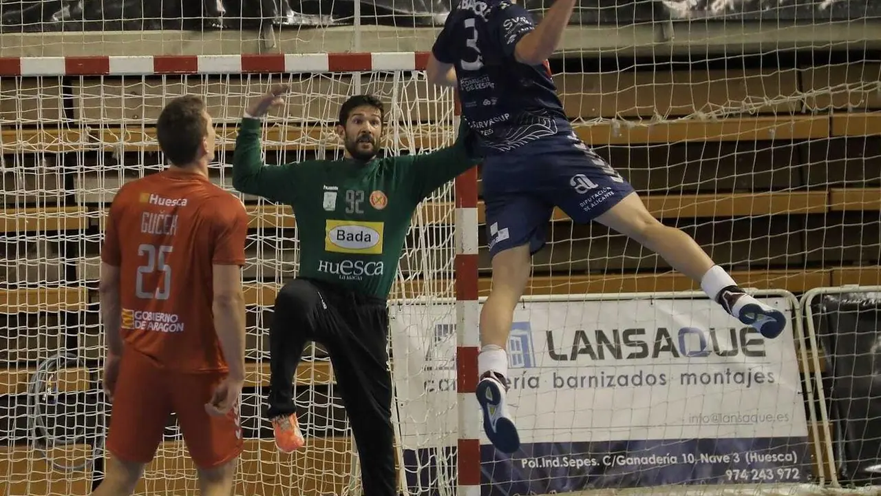 Arguillas, en la imagen, busca sacar la redonda a Barcel&oacute; que busca finalizar una contra de Benidorm contra el Bada Huesca. Foto: C.Pascual