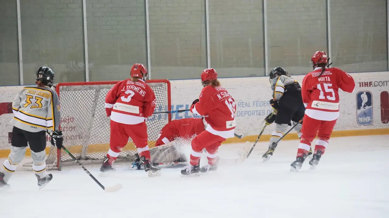 Jugada del CH Jaca - Quimeras Valdemoro en la eliminatoria disputada sobre la pista de hielo altoaragonesa. Foto: Miguel Ram&oacute;n Henares